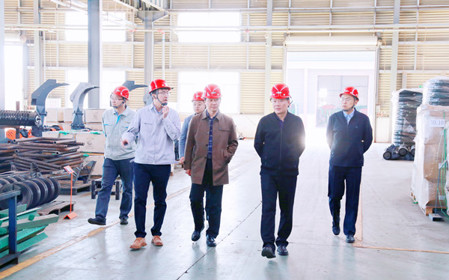 標(biāo)題：中國(guó)農(nóng)機(jī)院領(lǐng)導(dǎo)一行到華德牧草公司調(diào)研
瀏覽次數(shù)：1665
發(fā)表時(shí)間：2024-04-18